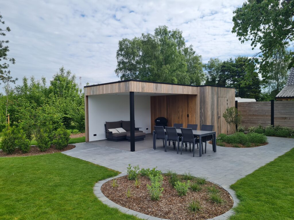 Moderne terrasoverkapping met berging.