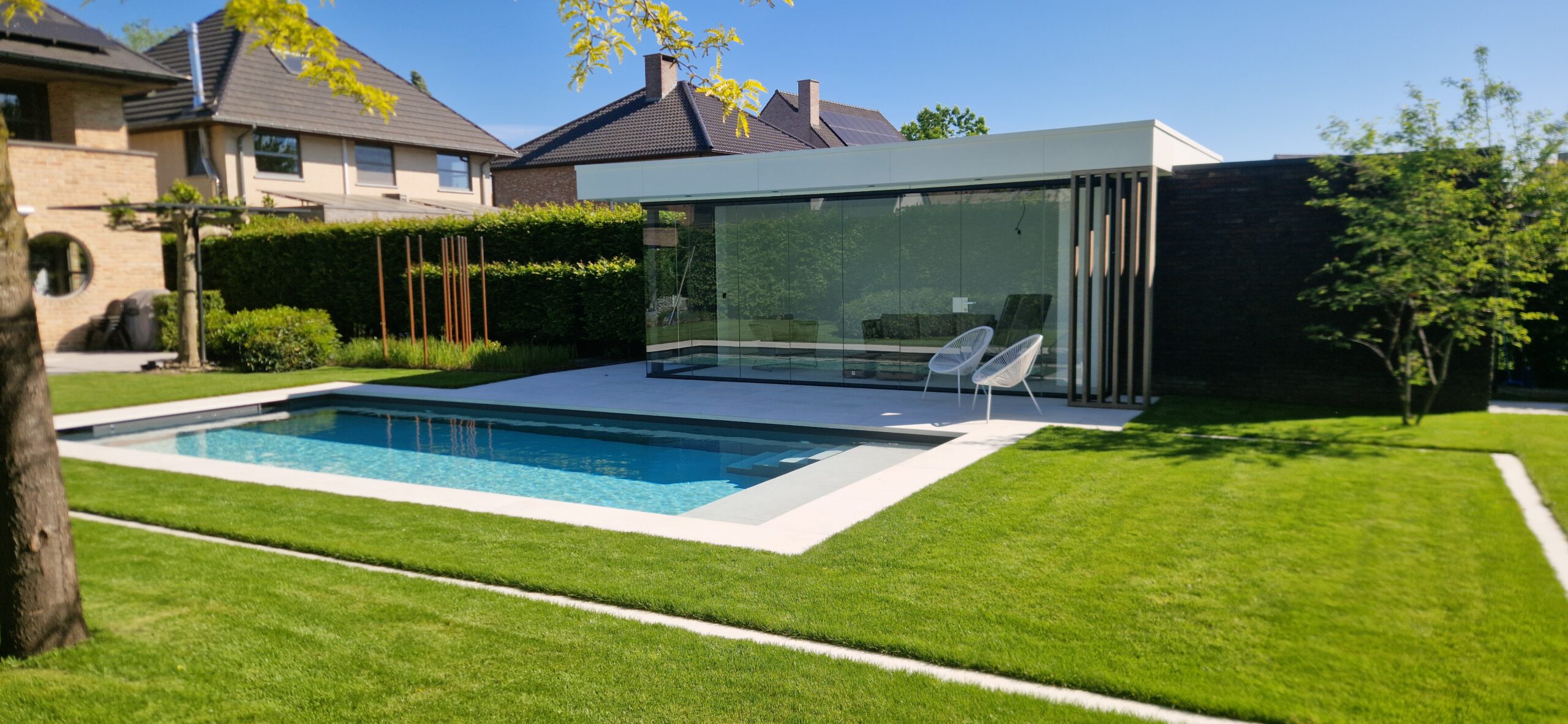 Poolhous modern met Trespa en glazen schuifwand.