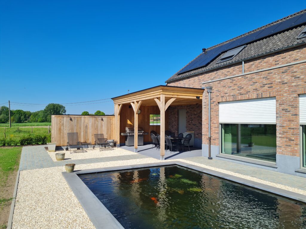 Houten terrasoverkapping aan huis.