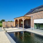 Houten terrasoverkapping aan huis.